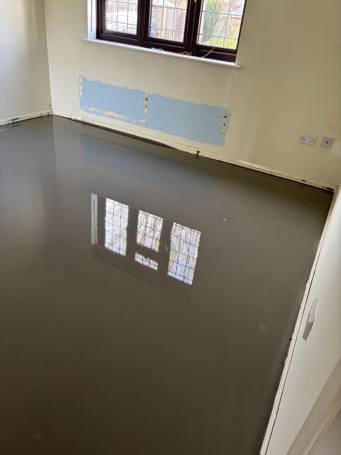 Smoothing compound over retrofit UFH