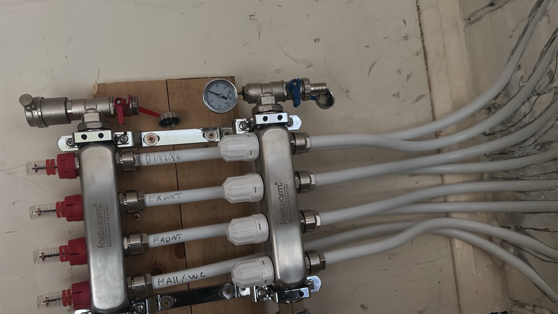 Fastwarm manifold with hand-labelled zone outlets