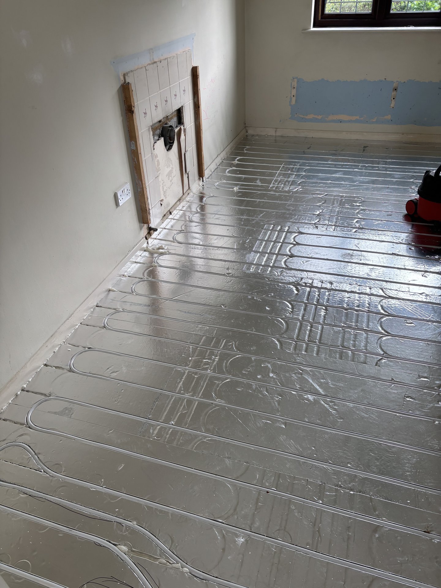 Dry screed filling between joists